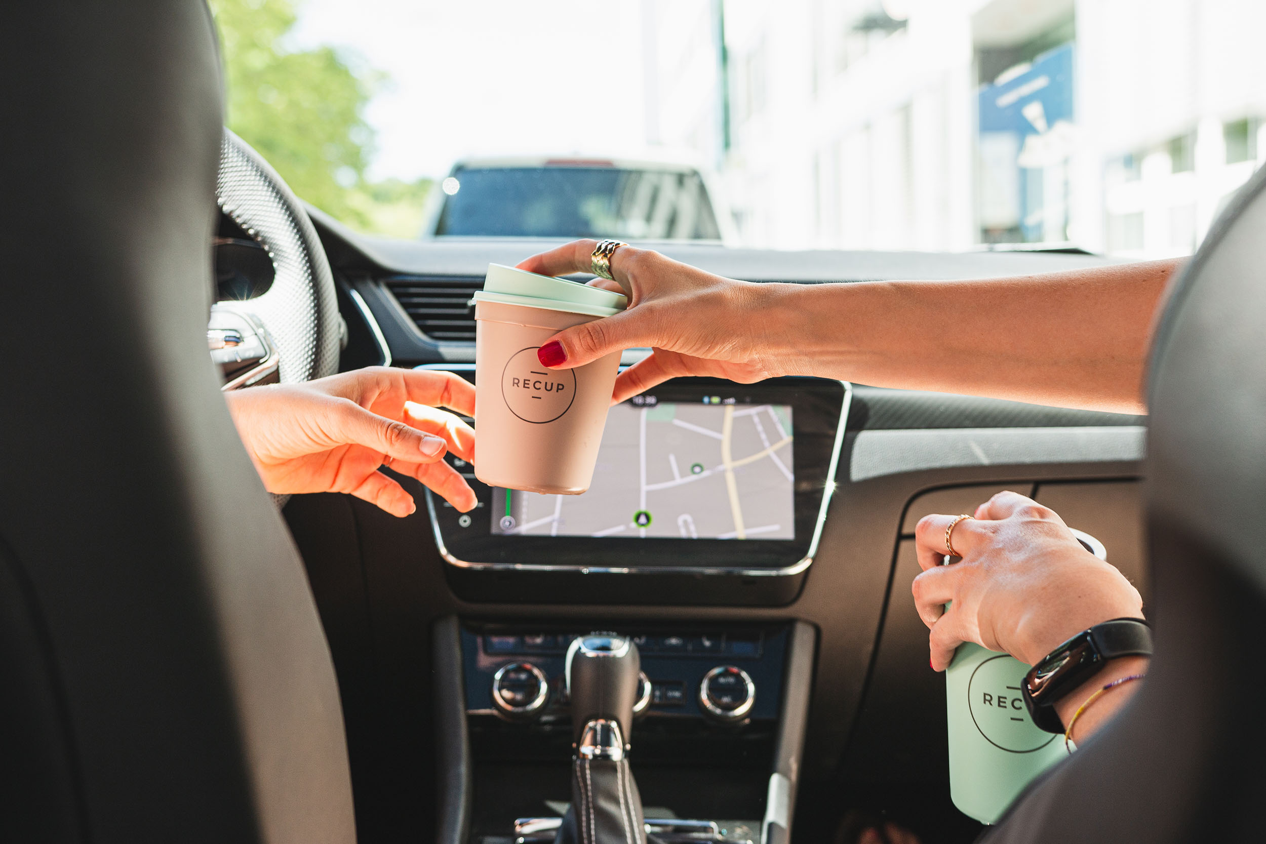 JET setzt auf Mehrwegbecher von RECUP